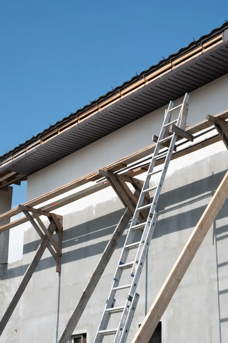 Échelle appuyée sur un échafaudage en construction