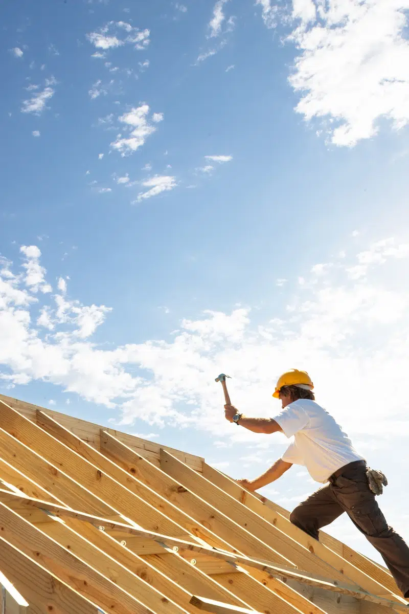 Ouvrier sur un toit en construction