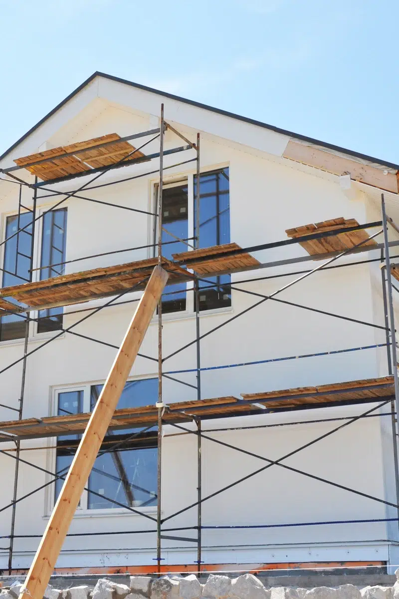 Échafaudage sur maison en construction