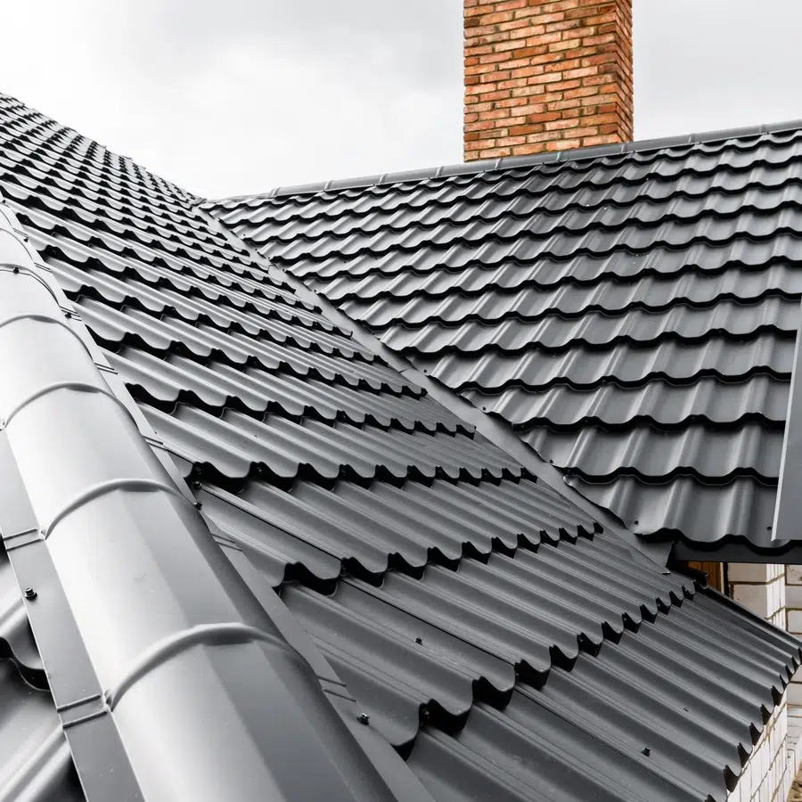 Toit en tuiles métalliques noires