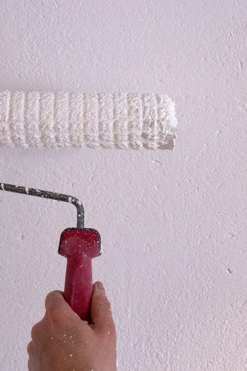 Personne peignant un mur blanc